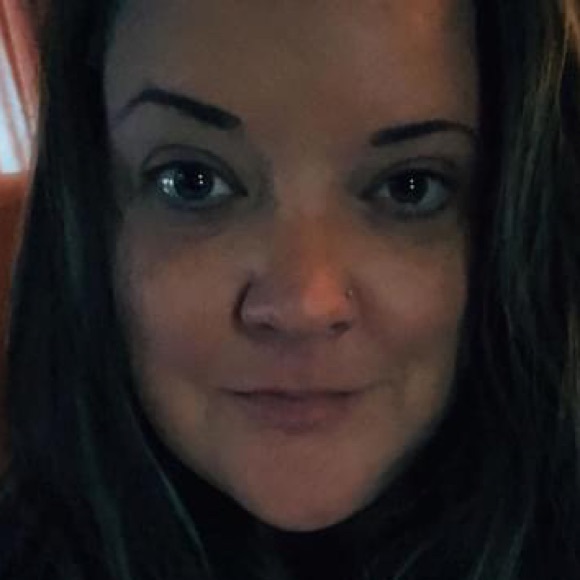 Meet your Posher, Angie - Picture 2 of 3